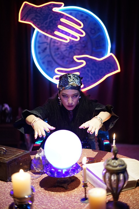 fortuneteller-5106944_960_720 -pixabay.com - user masbebet christianto.jpg